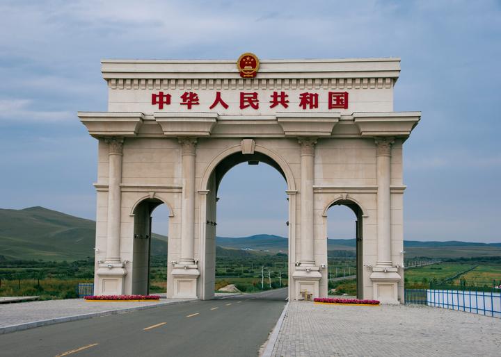  大国崛起与小民尊严：超越二元对立的辩证思考